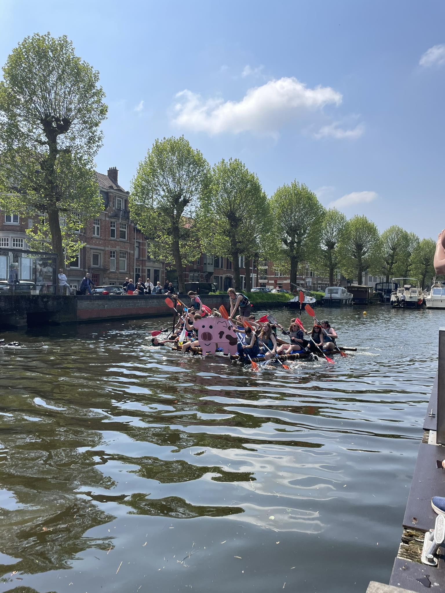 Foto van een vlot gemaakt door leden
